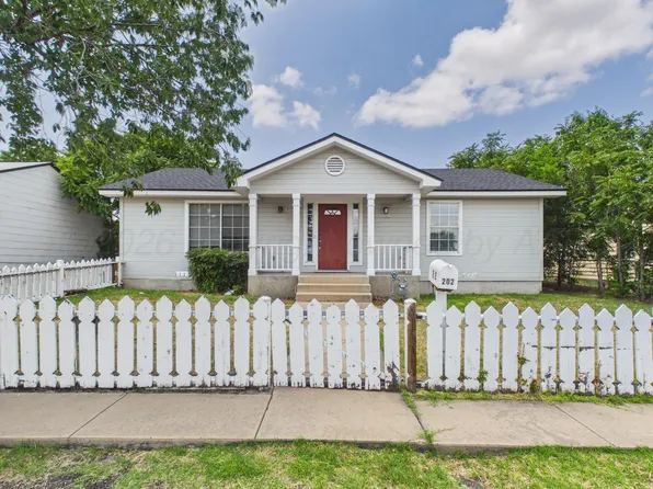 202 Hickory St, Borger, TX 79007