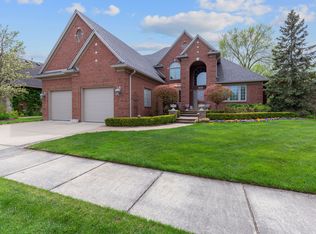 19911 Blackfoot Dr, Clinton Township, MI 48038