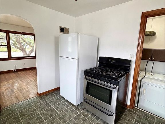 5th image of 3113 Dewitt Ave