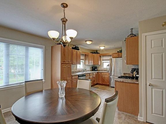 4th image of 2328 Edgewater Dr