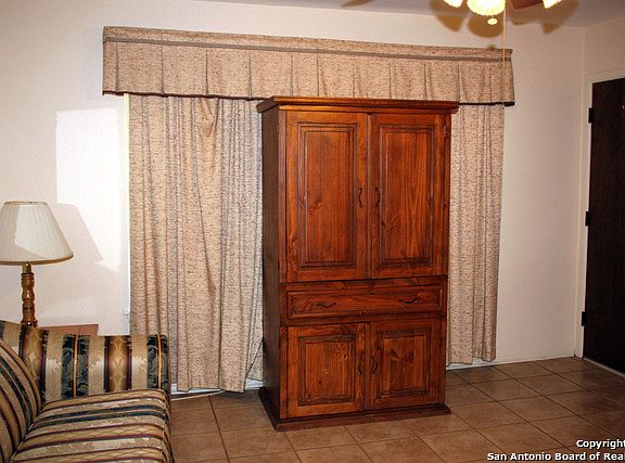 5th image of 302 Centerway Dr