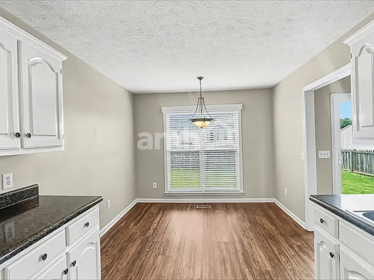 201 Fox Hunt Ln — Photo 5