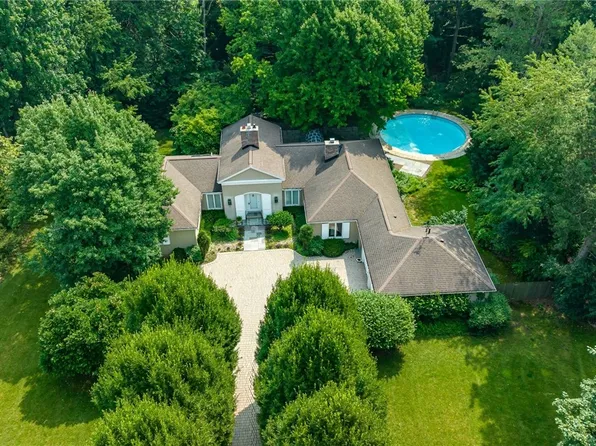 16 Whitestone Ln, Rochester, NY 14618