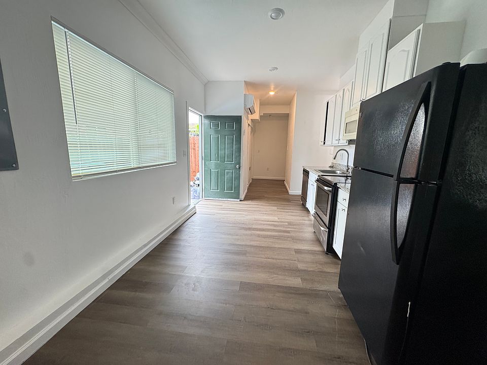 1st image of 1013 Doncaster Dr #2