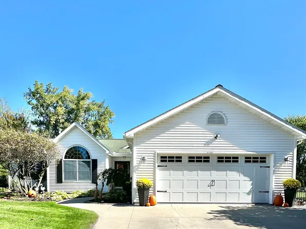 1042 W Nebobish Rd, Essexville, MI 48732