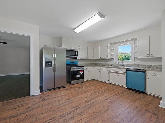 4th image of 225 Maplemere Ave