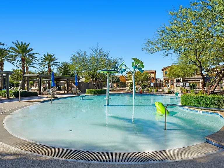 Kids' splash pool