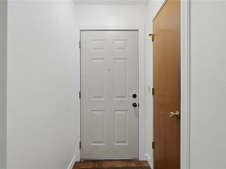 909 W Linden St — Photo 3