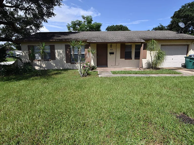423 Longwood Cir — Photo 1