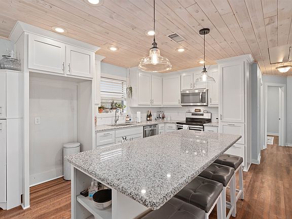 5th image of 403 Magnolia Ave