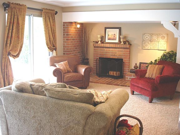 Open family rm off kitchen