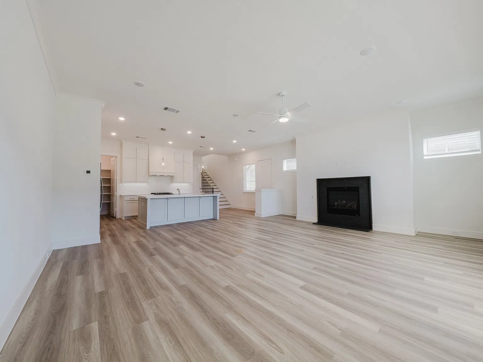 3 bed, 2.5 bath, 2234 sqft, $4,750 — Photo 3