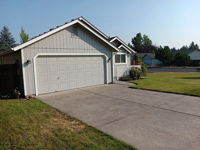 3092 NE Tahoe Ct — Photo 2
