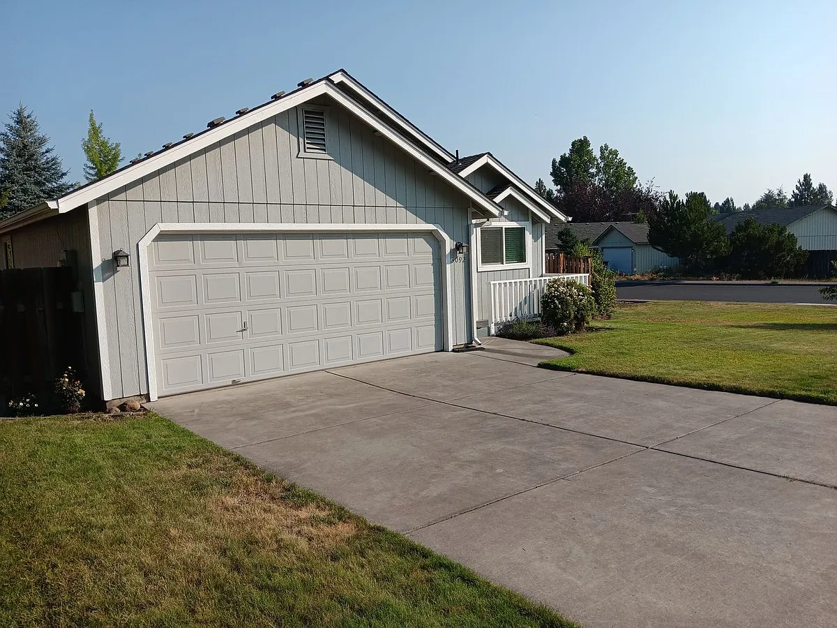 Building Photo - 3092 NE Tahoe Ct