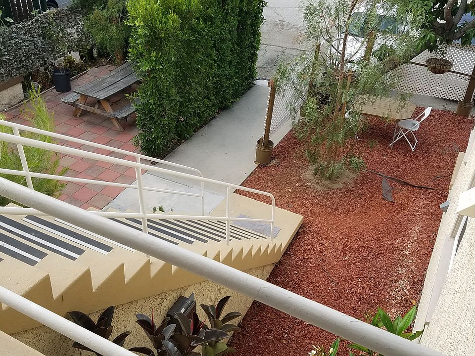 2nd image of 412 1/2 E Palmer Ave