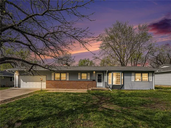 527 W Willow Ln, Ottawa, KS 66067