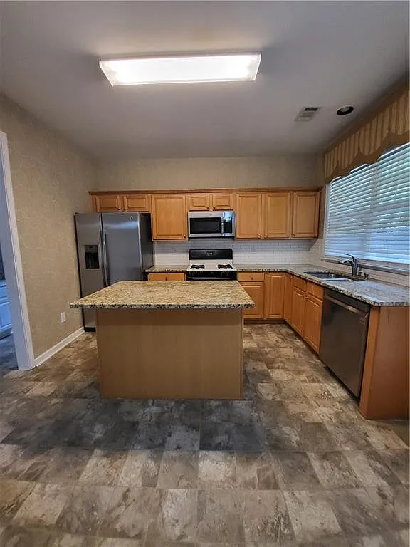 4 bed, 2.5 bath, 2124 sqft, $2,600 — Photo 3