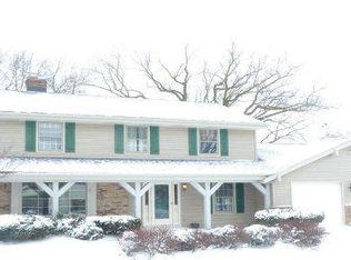 2621 W Acacia Rd, Glendale, WI 53209