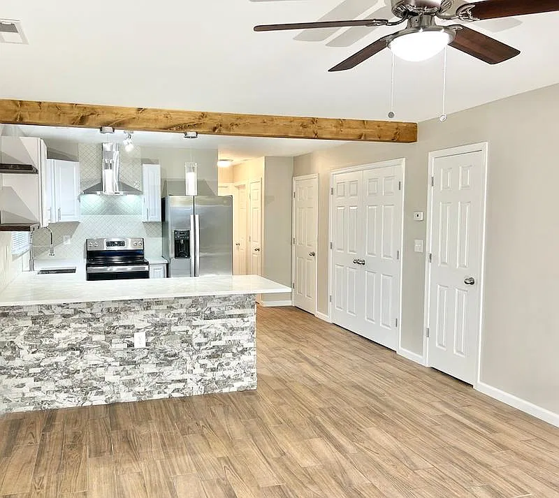 2 bed, 950 sqft, $1,945 — Photo 2