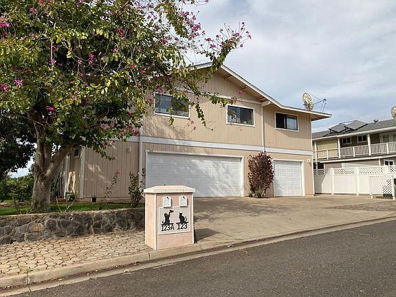 Front of the house from the street. 1 car garage on right goes with ohana.