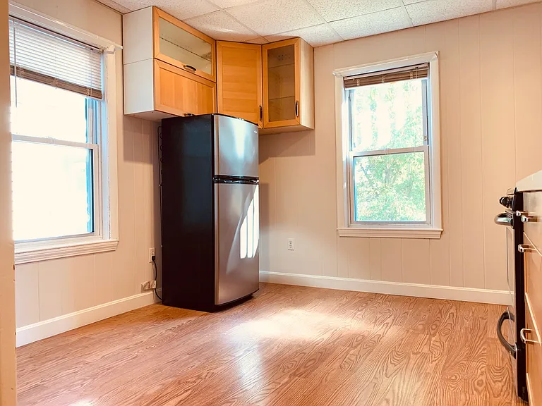105 Buttonwood St #1R — Photo 2