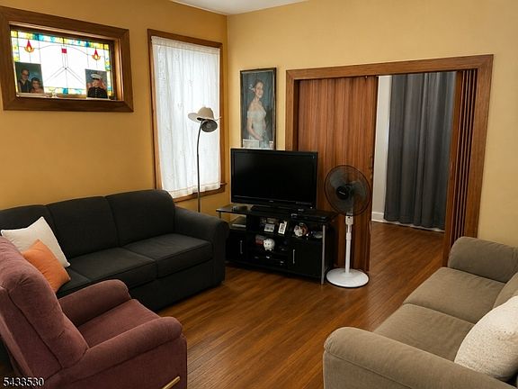 4th image of 418 Howe Ave