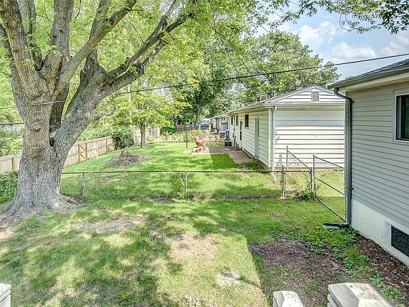 3rd image of 527 Lynn Haven Ln