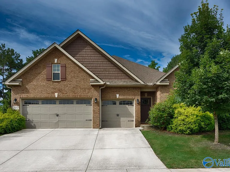 207 Blackwood Dr — Photo 2