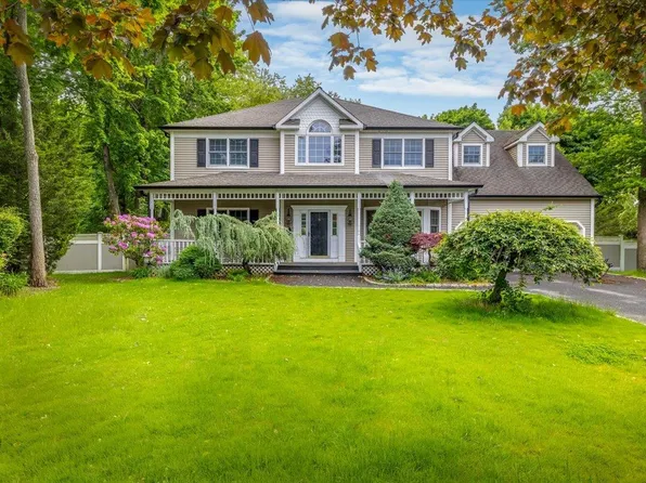 10 Aspen Circle, Saint James, NY 11780