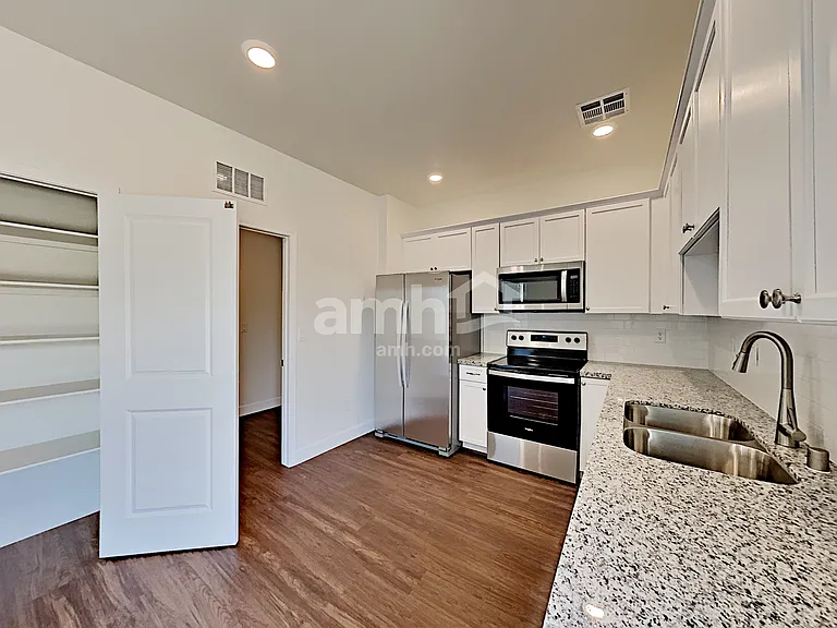 1522 Garden Swing Ave — Photo 3