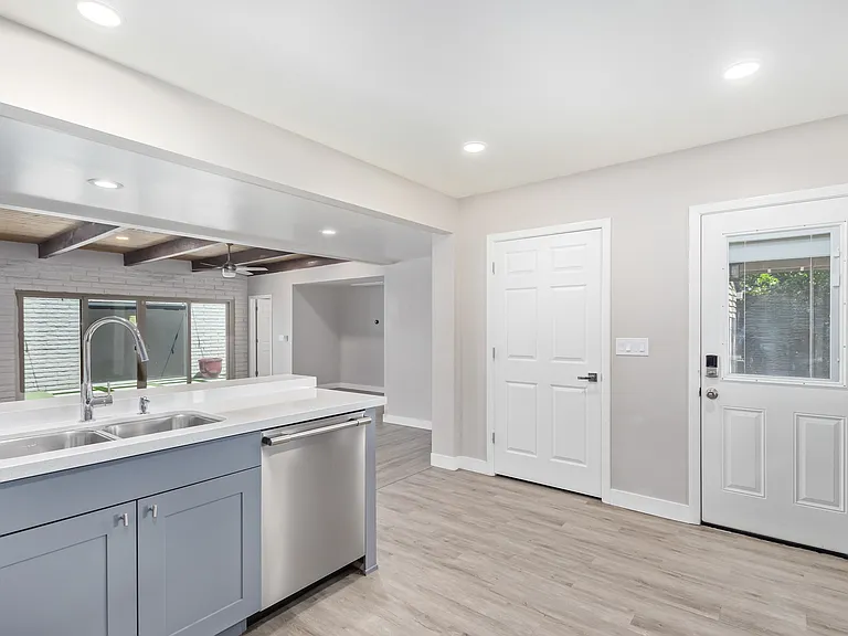2136 W Village Dr — Photo 22
