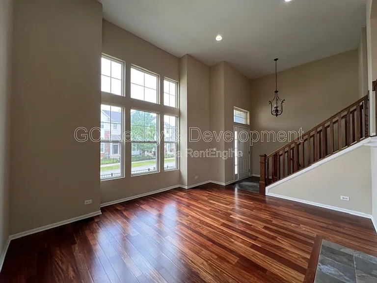 498 Grosvenor Ln — Photo 4