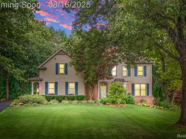 7085 Hickory Hollow Cir, Clarkston, MI 48348
