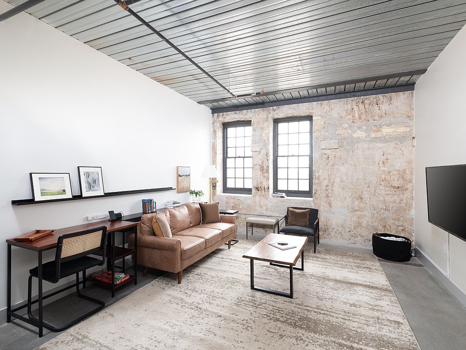 1st image of 1009 W Juneau Ave #210