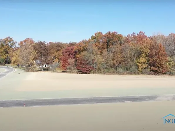 132 Coach House Loop, Bowling Green, OH 43402