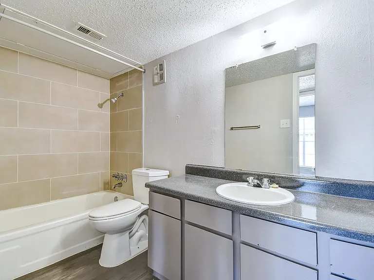 Oak Park Apartments — Photo 13