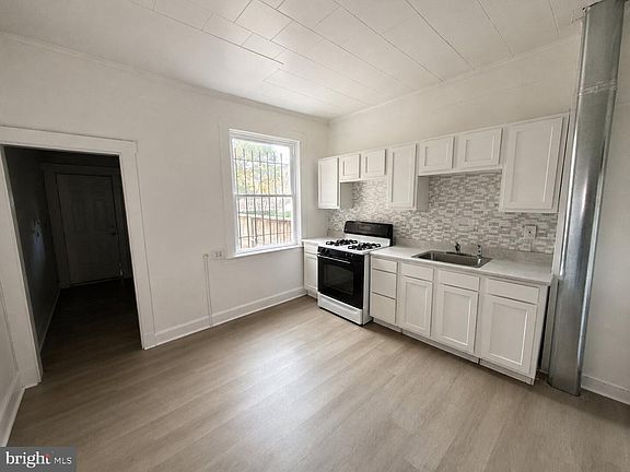 3rd image of 3214 E Fairmount Ave