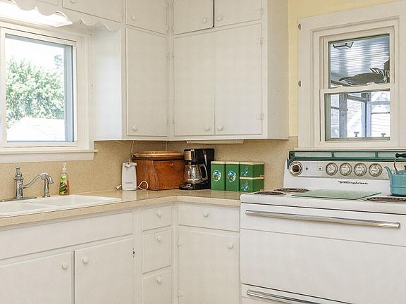 3rd image of 231 S Wrenwood Ave