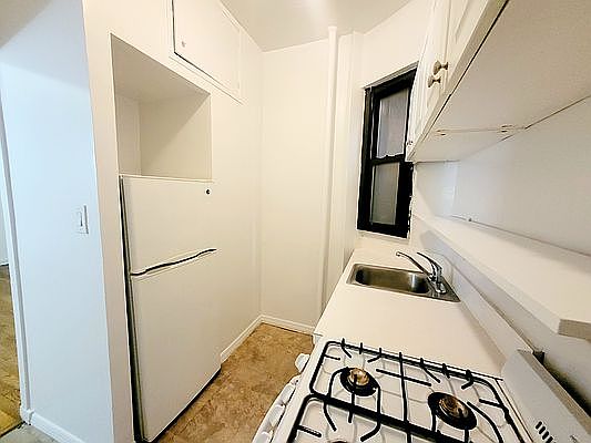 4th image of 302 E 38th St #C