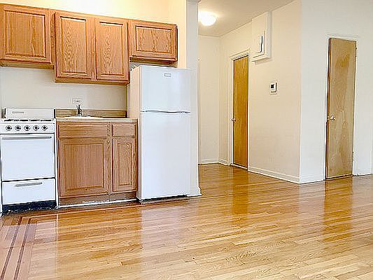 3rd image of 239 E 39th St APT 3F