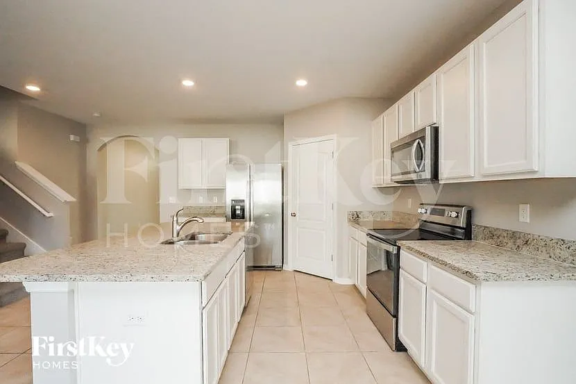 5 bed, 3.0 bath, 2674 sqft, $2,835 — Photo 3