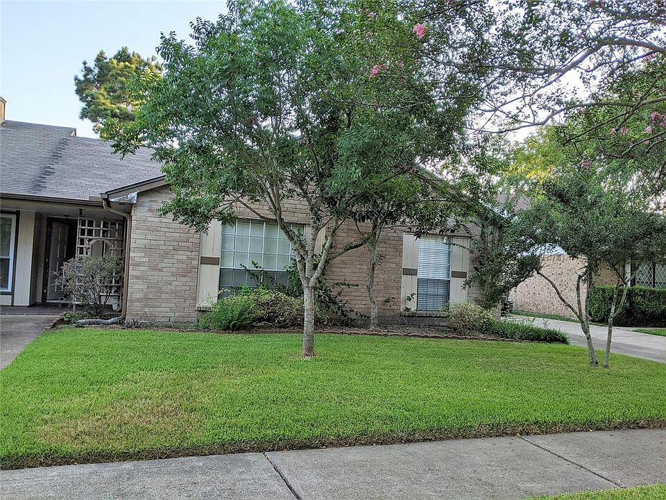 1st image of 19531 Woodglen Dr