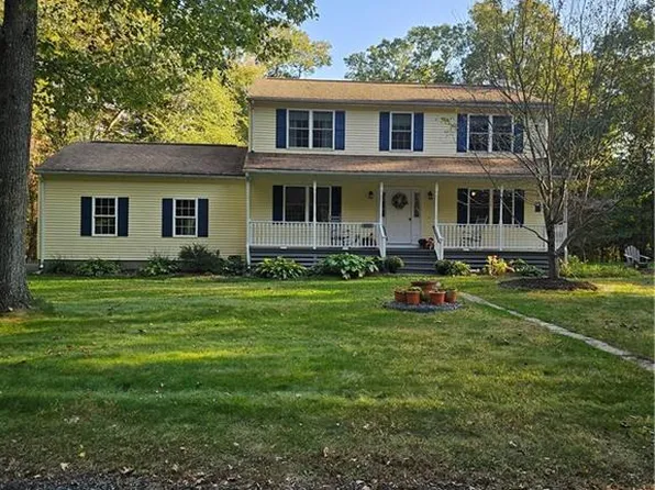 899 Hammet Rd, Coventry, RI 02816