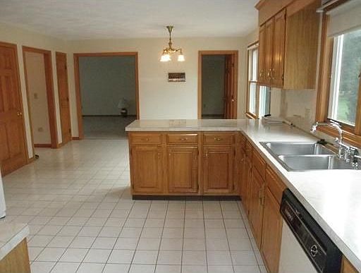4th image of 95 Mollie Dr