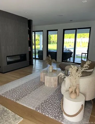 41 Griffing Ave — Photo 2