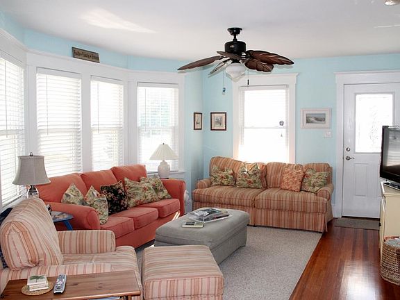 3rd image of 857 Pelham Pl
