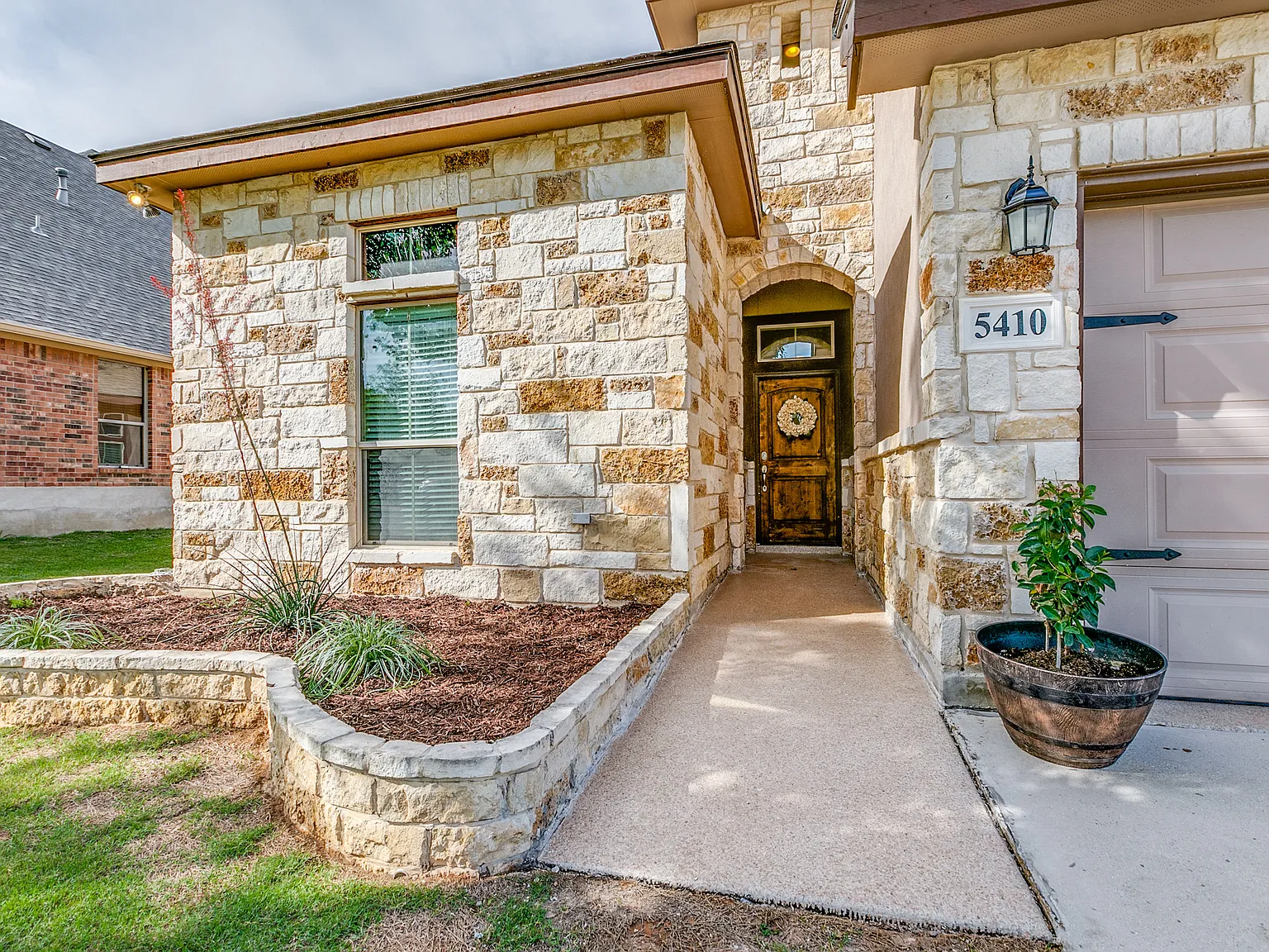 4 bed, 2317 sqft, $2,450 — Photo 4
