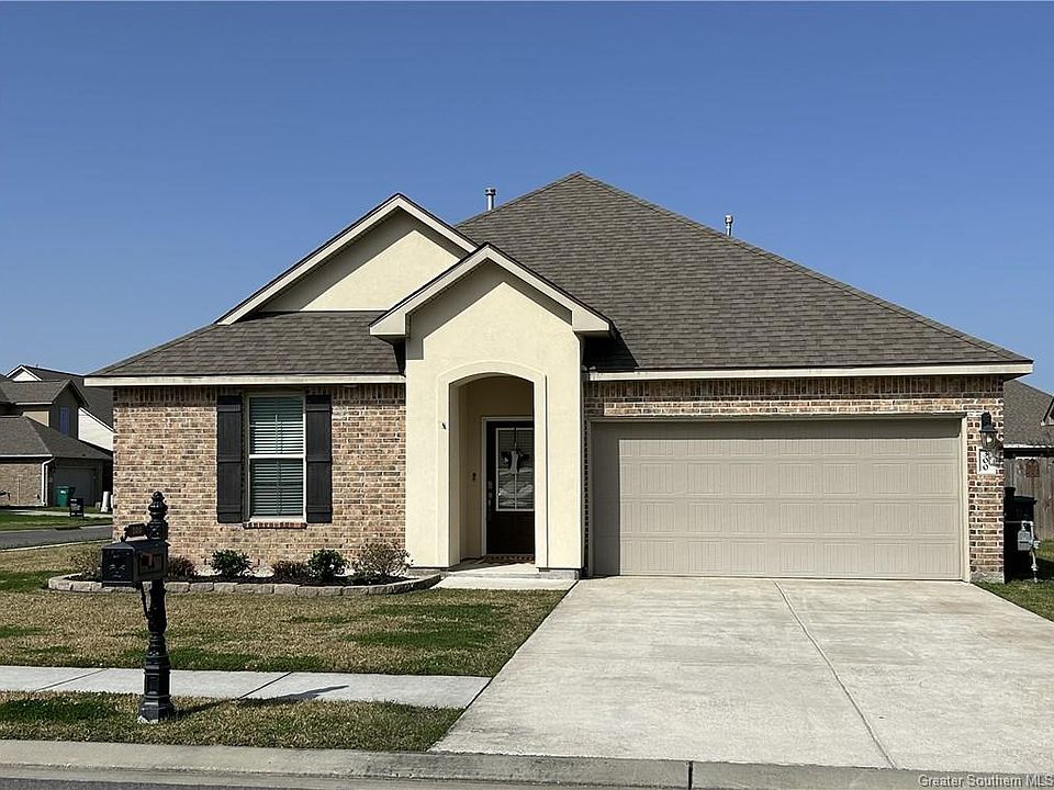 1st image of 300 Oak Hampton Dr