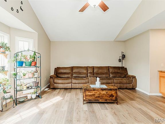 5th image of 120 Sweet Valley Cir
