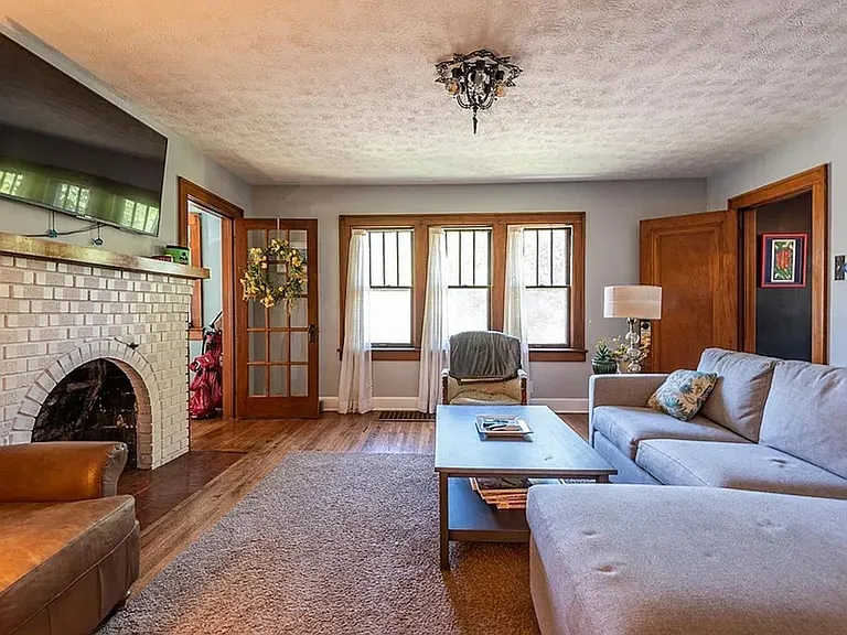 209 E Wylie St — Photo 6